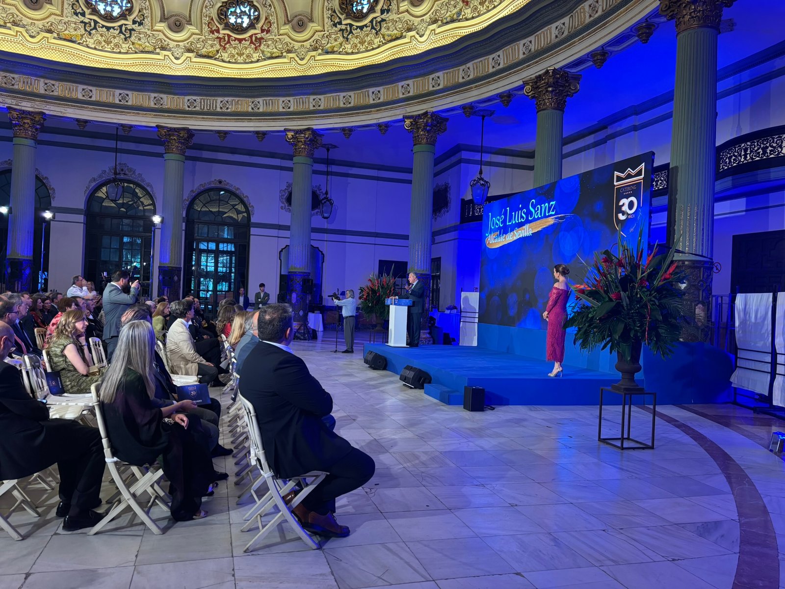 El alcalde de Sevilla da la bienvenida a los asistentes desde el estrado durante la gala del 30 aniversario de Catering Miguel Ángel.