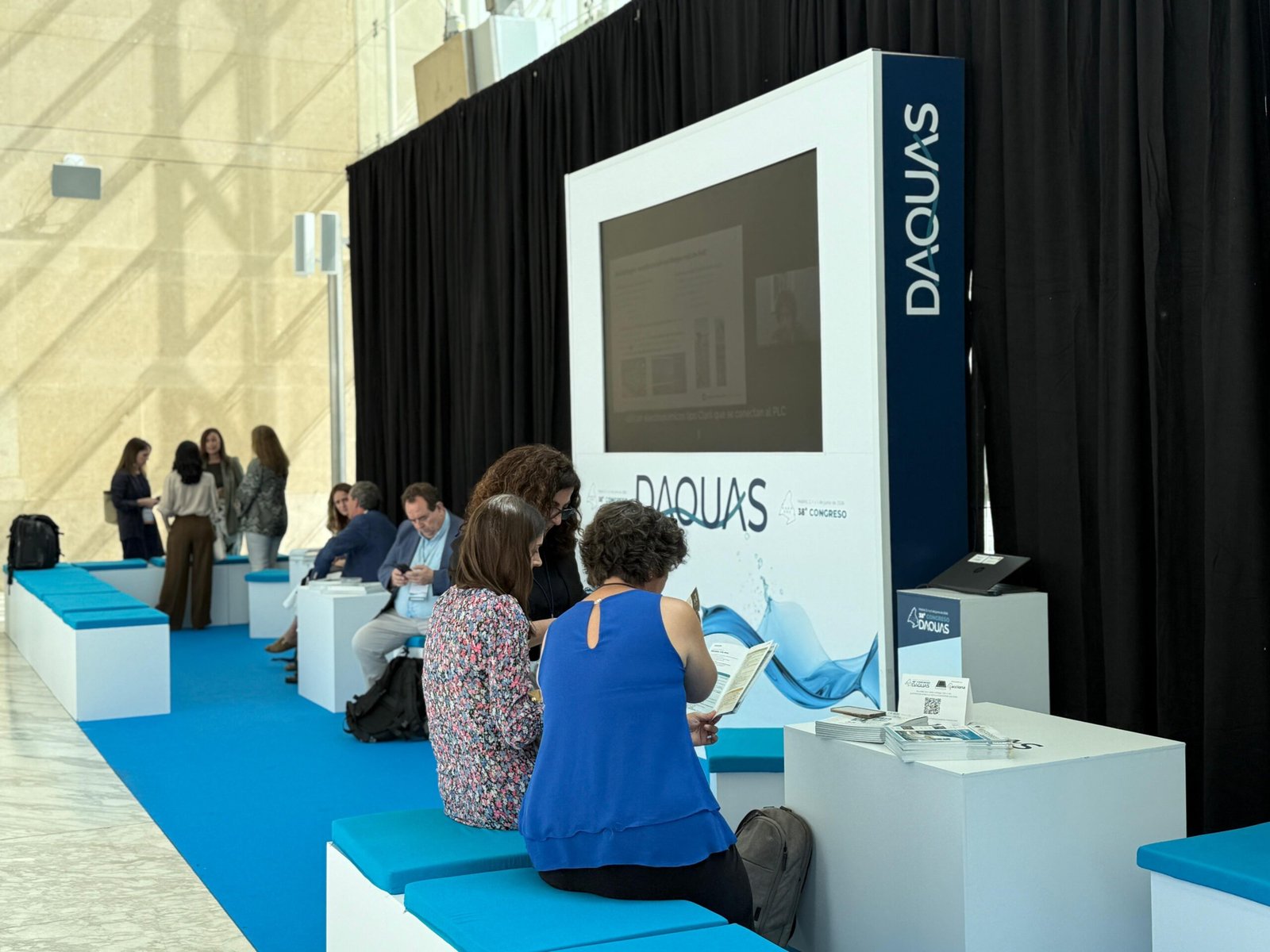 Visitantes y profesionales en el Salón Tecnológico del Agua durante el evento de DAQUAS y Canal de Isabel II.