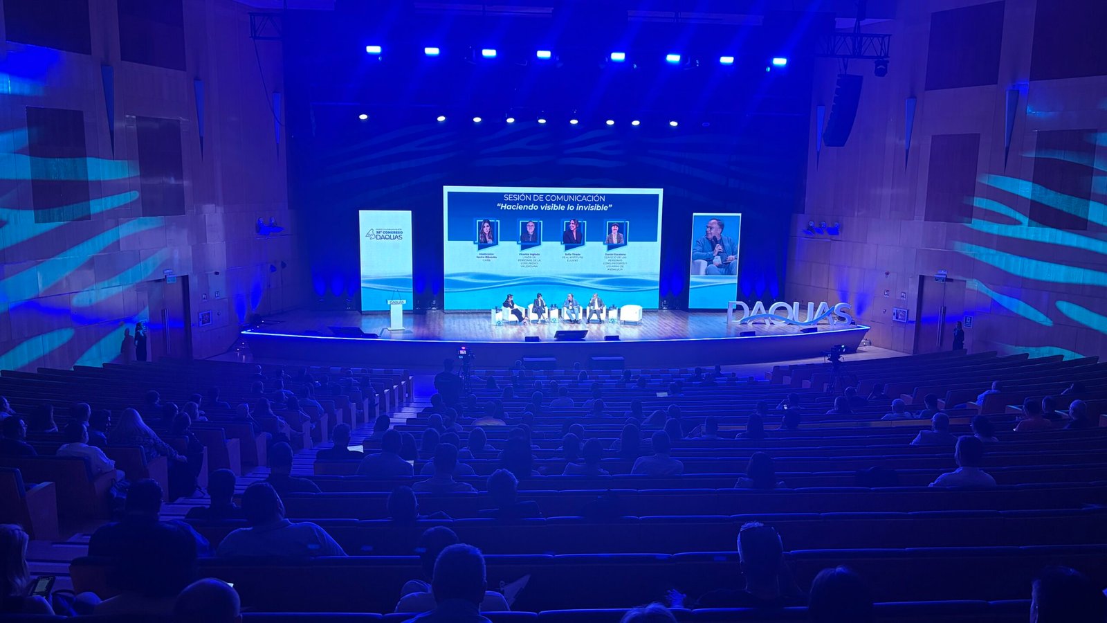 Auditorio principal completo durante una de las ponencias del congreso de agua urbana en Madrid.
