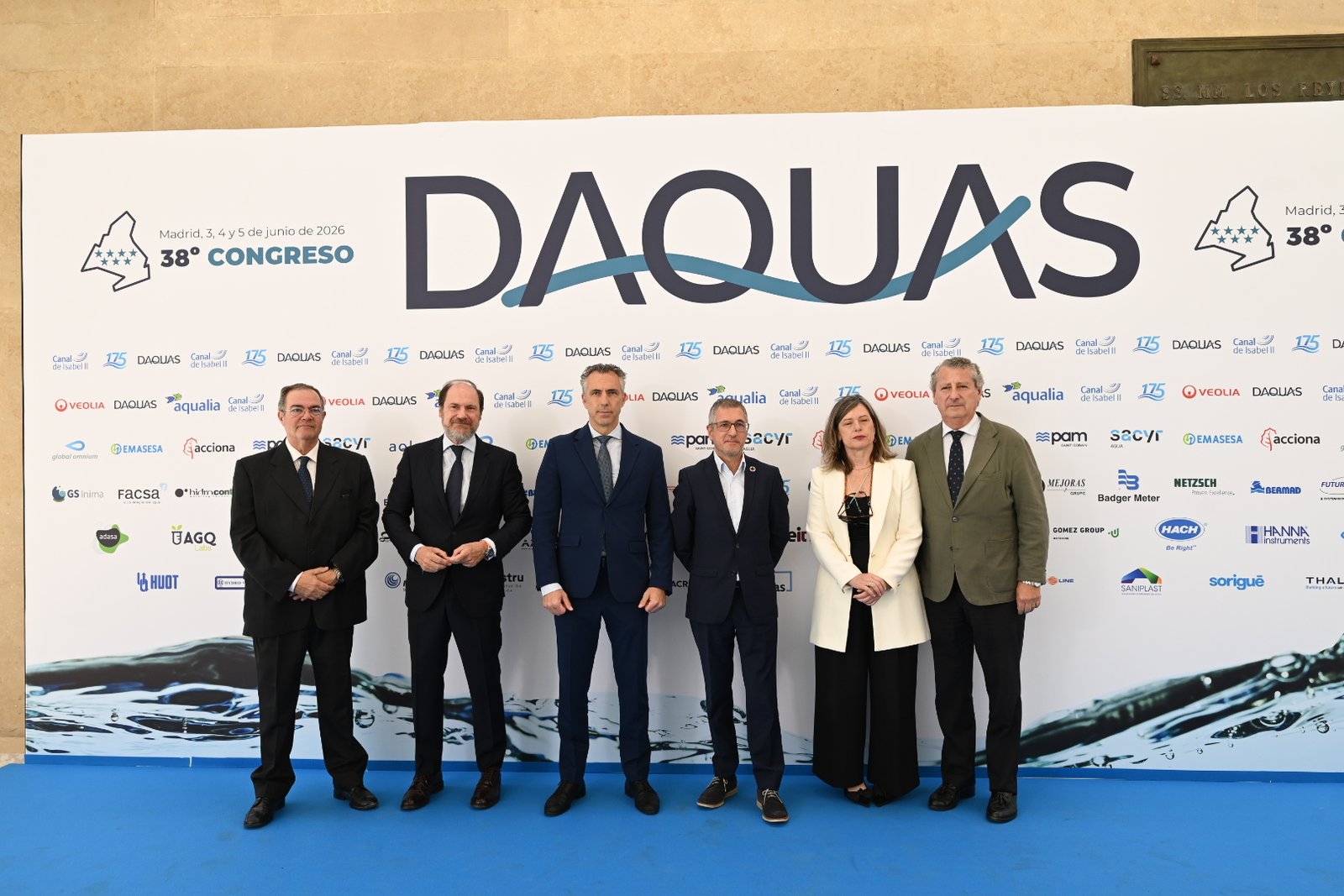 Autoridades y ponentes posando en el photocall principal diseñado e implementado para la producción del Congreso DAQUAS en Madrid.